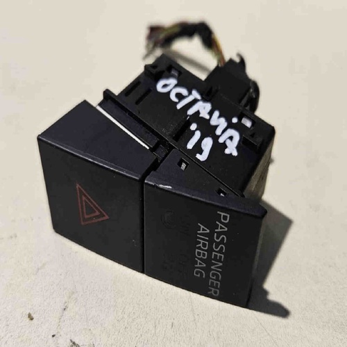 Pulsante Quattro 4 frecce SKODA Octavia S.Wagon 5° Serie (5E5) (16>) del 2016