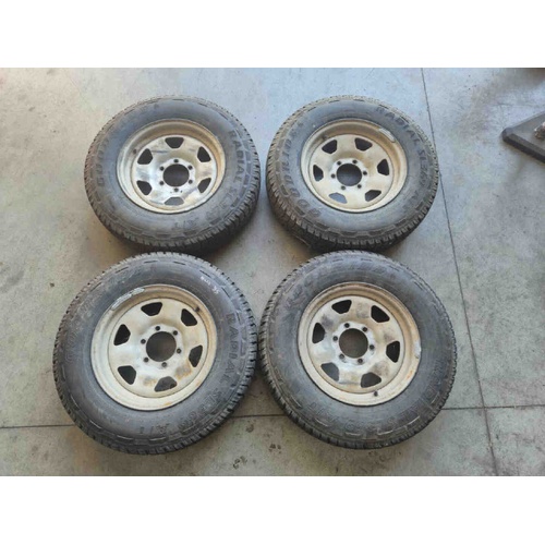 Coppia Ruote Complete Anteriori e Posteriori TOYOTA HiLux 2° Serie del 1998 - 2005